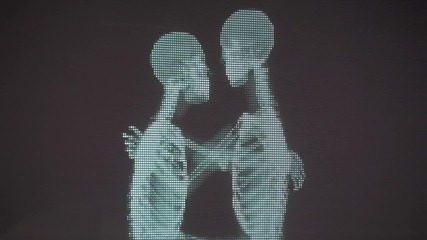 2 души се целуват зад екран: Любовта няма етикет!