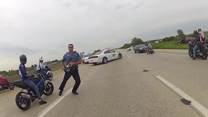 Моторист бяга от полицейска блокада.