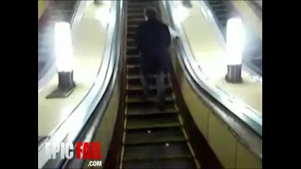 Глупак пада от ескалатор 