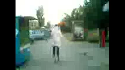 Идиот се разхожда с хавлия по улицата