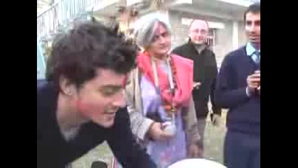 Orlando Bloom With Children In Nepal