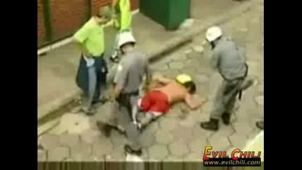 Пиян Бразилец За Малко Да Се Убие!