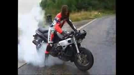 Жена Подпалва Гумите На Мотор
