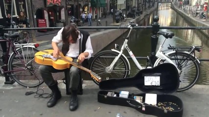 Необичаен начин за свирене на китара