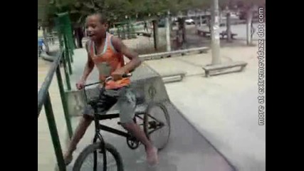 Dete se prebiva s kolelo (смях)