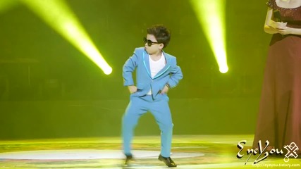 Малкият срази всички с танцовите си движения на Gangnam Style