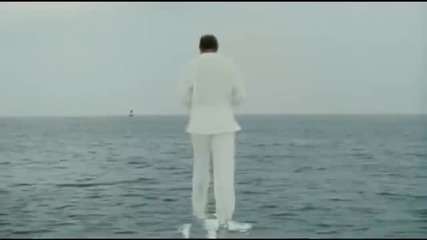 Човек ходи по вода