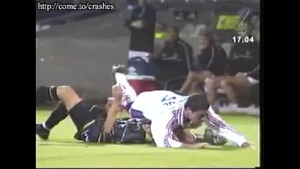 футболист чупи крак по време на мач