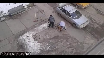 Луди руснаци режат ограда за да паркират автомобил