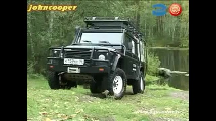 Land Rover Defender в гората