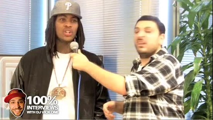 Waka Flocka Flame гледа като хипнотизиран по време на интервю 