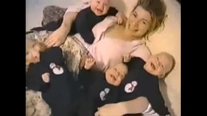 Смехът на бебета четиризнаци