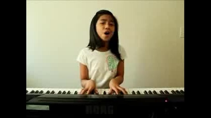 момиче пее страхотно песен на Лейди Гага 