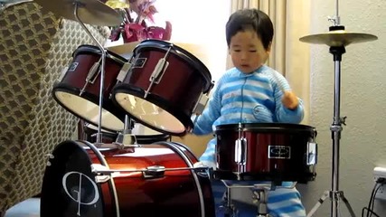 Две годишен барабанист 