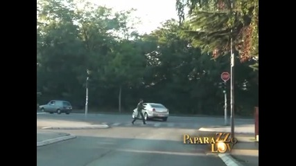 Tanja Savic vodi decu iz obdanista - Paparazzo lov - (Tv Pink)