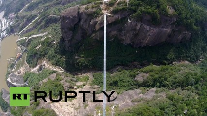 Китай: Дрон засне най-дългият висящ стъклен мост в света