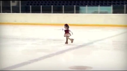2 годишно момиче на ледена пързалка!