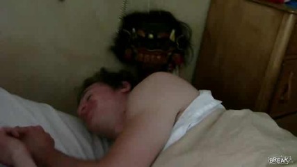 Eто как може да изплашиш приятеля си докато спи (смях)