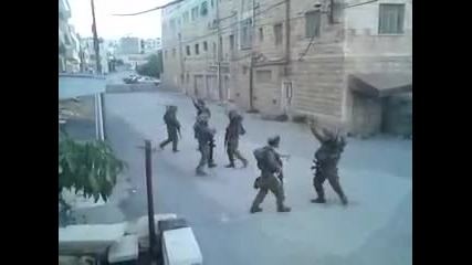 Танцуващи войници в израел.много Яко!!!!! 