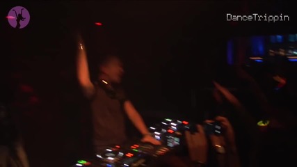 Martin Garrix & Moti - Virus (how About Now) [played by Sander van Doorn]