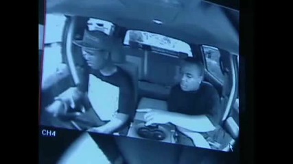 Крадци се стаписват когато ченгетата започват да управляват джипа които са откраднали. New Orleans
