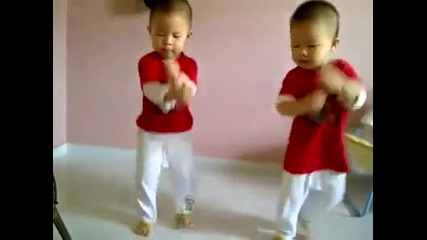 Сладки Бебета Танцуват Gangnam Style