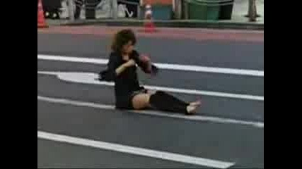 Михаела Танцува Яко На Улицата в Япония след като изяде 2 бонбонки