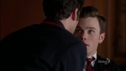 Блейн целува Кърт в Glee