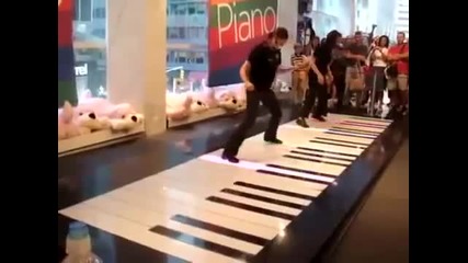Свирене на пиано с крака