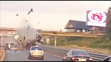 Шофьор на Мерцедес излита на 20 метра височина при пътен инцидент