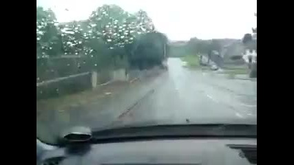 Идиот се забавлява с пешеходци