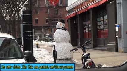 Снежен човек изкарва акъла на невинни хора - скрита камера