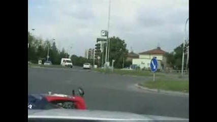 Полицай с кола гони моторист 