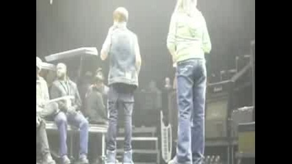 Justin Bieber Surprise Sneak Peek - Extreme Makeover Home Edition (live) 