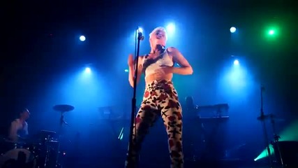 Robyn - Dancing On My Own (live From The Trocadero)