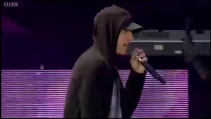 « Превод » Eminem - Love The Way You Lie ( T In The Park Live )