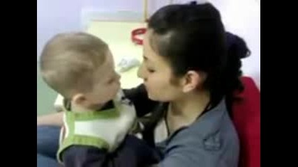 Това бебе е много влюбено :д 
