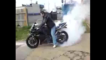 Yamaha R1 Burnout