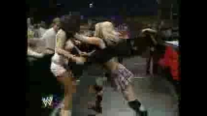 WWE - Триш Помага На Ашли