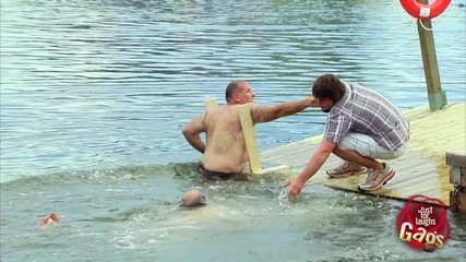 Инвалид пада във водата-скрита камера