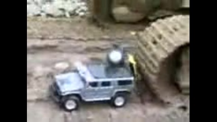 Tank minava prez dva djipa s distanciono