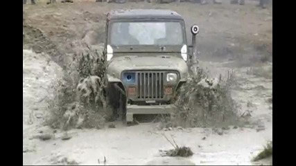4x4 Jeep в много дълбока кал 