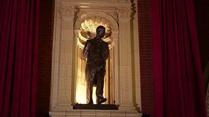 Почетоха със статуи в „Роял Албърт Хол” Елизабет II и принц Филип (ВИДЕО)