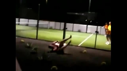 Гол мъж почти се пребива
