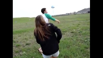 Момиче изяде удар от бумеранг !