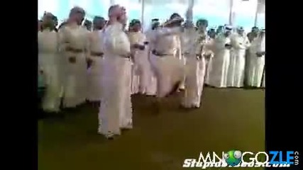Араби танцуват