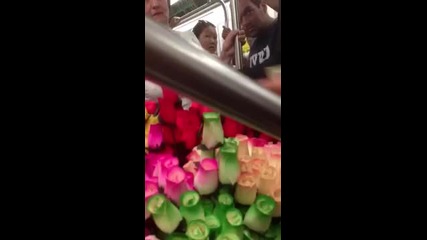 Трогателно - Мъж изкупува всичките рози на жена продаваща рози в метрото