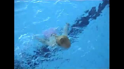 Първи уроци по плуване!