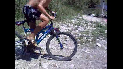 Смях!! С колелетата в реката!!