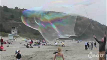 Гигантски балони на плажа